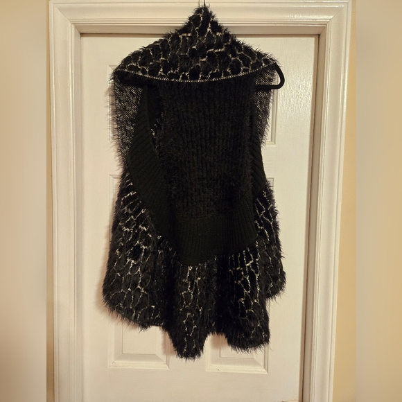 Sioni Black and White Textured Women's Poncho - Picture 2 of 5